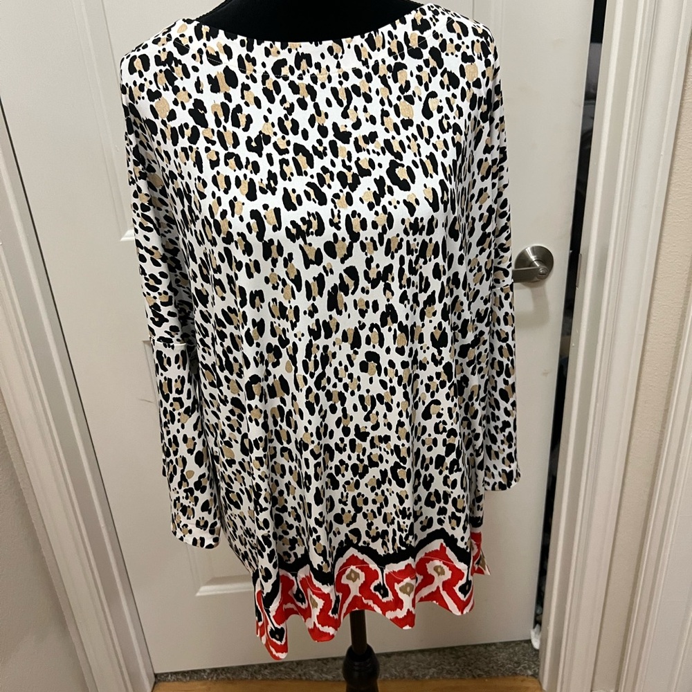 Chico’s Boutique knit popover animal print top in EUC.